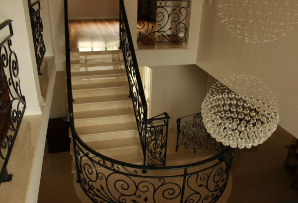 Tangga besi tempa dengan desain antik